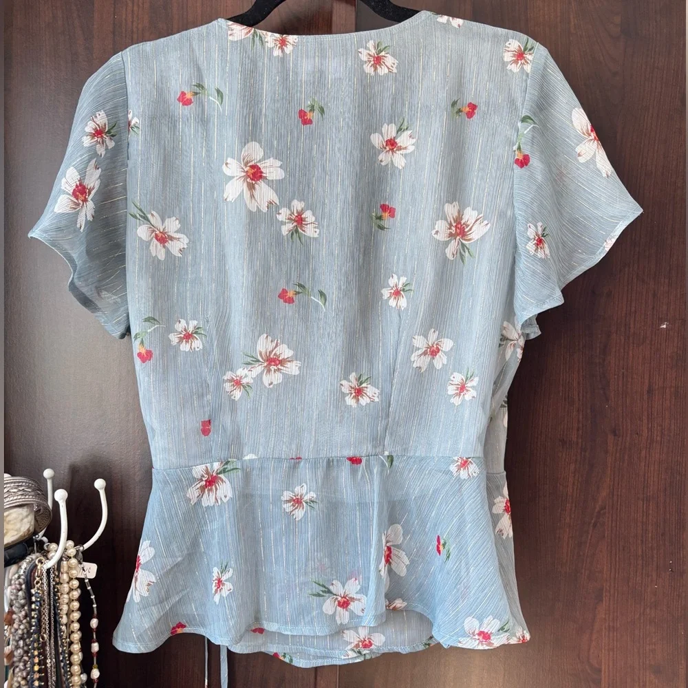 🚨4X$25🚨 Lulu's Blue Floral Wrap Top - Picture 5 of 10